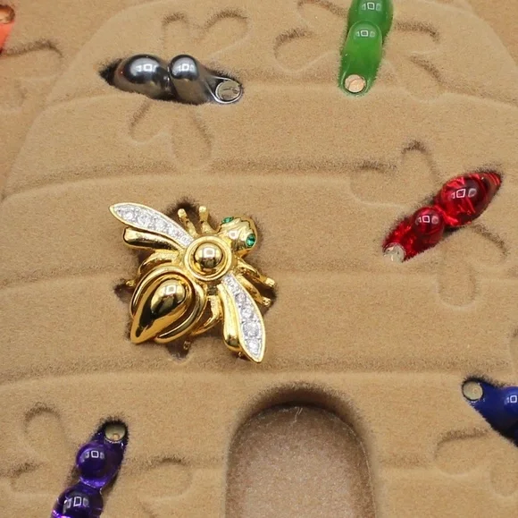 Vintage Joan Rivers bee brooch set - Picture 3 of 7